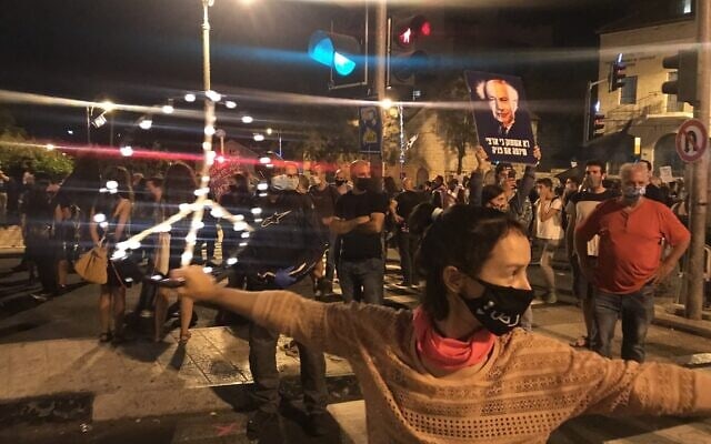 שומרים על ריחוק חברתי. ההפגנה בבלפור, 26 בספטמבר 2020 (צילום: אמיר בן-דוד)