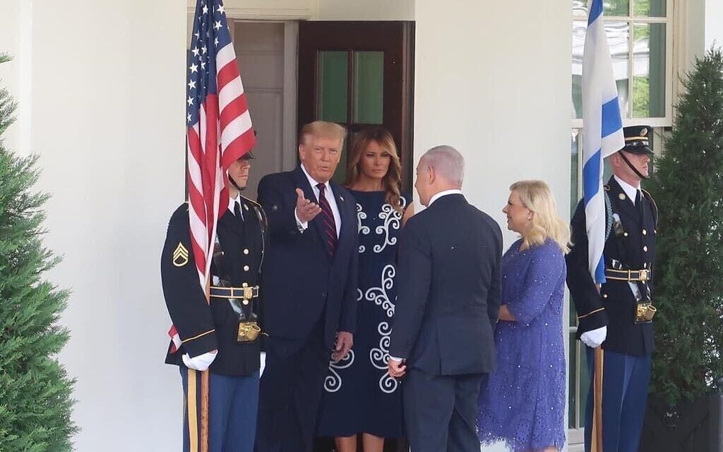 בני הזוג טראמפ מקבלים את פני הזוג נתניהו בכניסה לבית הלבן, לרגל חתימה על שלום בין ישראל, בחריין והאמירויות, 15 בספטמבר 2020 (צילום: ג'ייקוב מגיד / טיימס אוף ישראל)