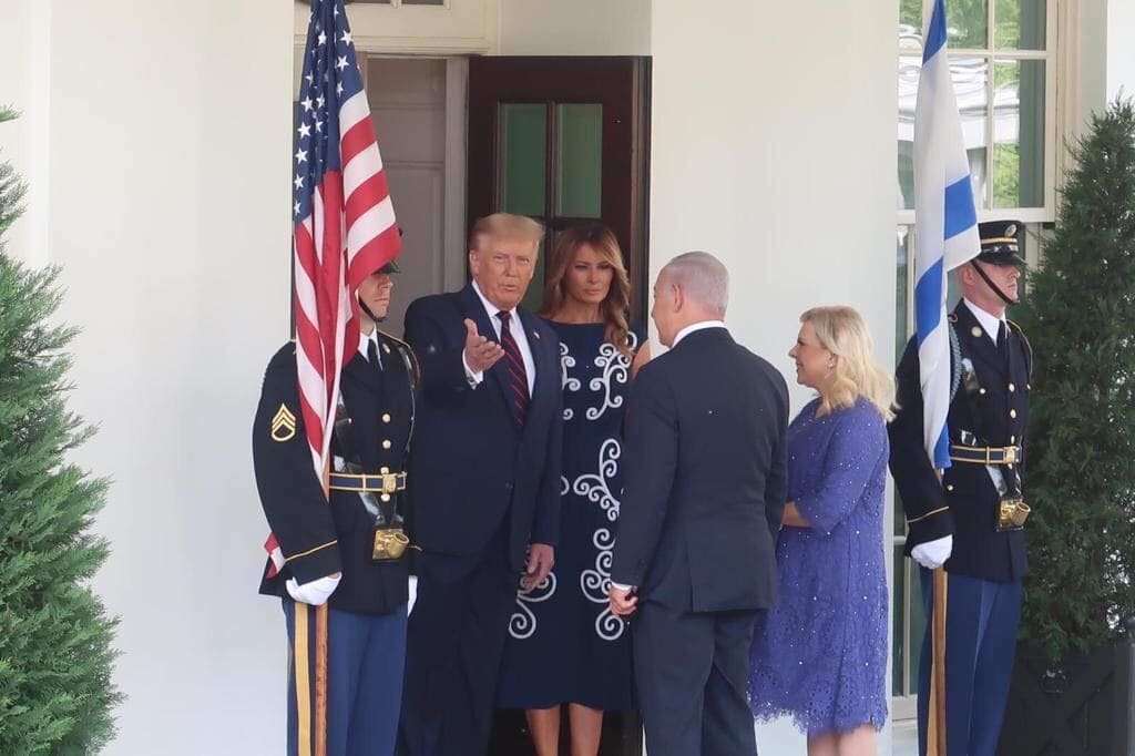 בני הזוג טראמפ מקבלים את פני הזוג נתניהו בכניסה לבית הלבן, לרגל חתימה על שלום בין ישראל, בחריין והאמירויות, 15 בספטמבר 2020 (צילום: ג&#039;ייקוב מגיד / טיימס אוף ישראל)