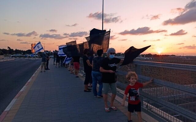 הפגנה נגד נתניהו בגשר בית רבן, מחאת הדגלים השחורים, 24 בספטמבר 2020 (צילום: מחאת הדגלים השחורים)