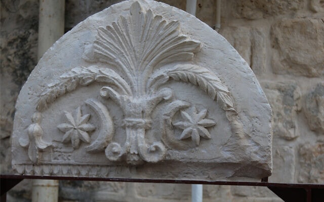 אבן מעוטרת בתצוגה הארכיאולוגית של הרובע היהודי בירושלים (צילום: שמואל בר-עם)