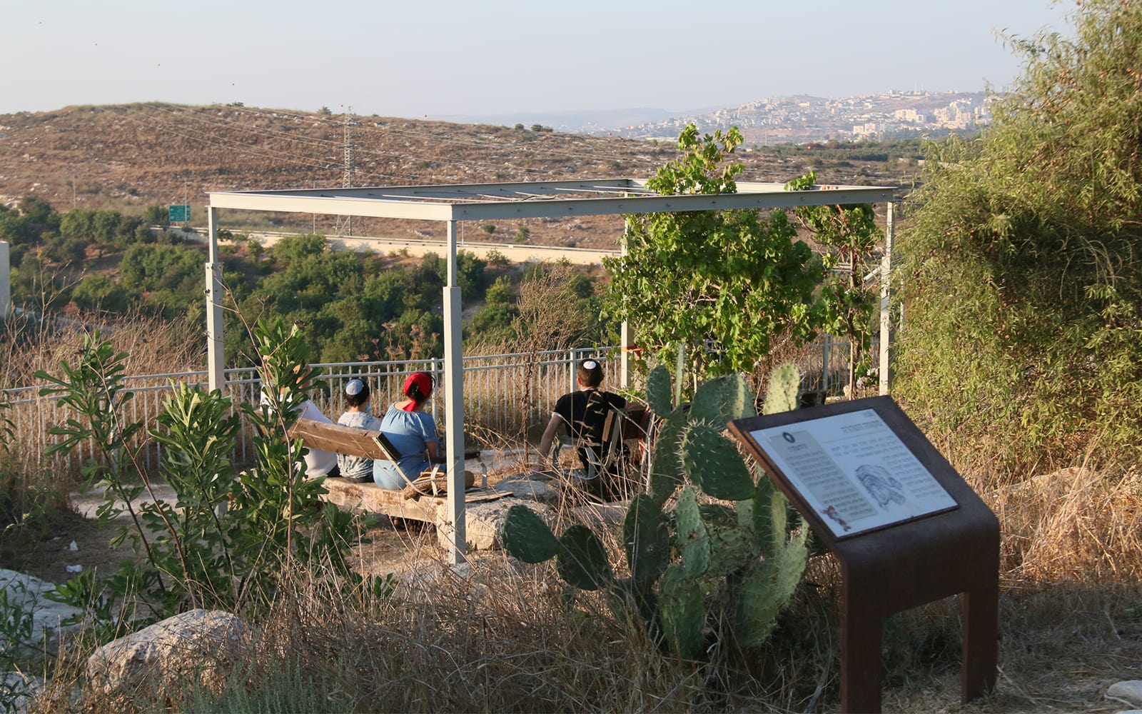 תצפית ליד מקווה, בגן הארכיאולוגי גבעת התיתורה (צילום: שמואל בר-עם)