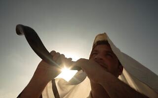 תקיעה בשופר, אילוסטרציה (צילום: motimeiri / iStock) תקיעה בשופר, אילוסטרציה (צילום: motimeiri / iStock)