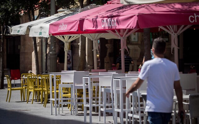 מסעדות ריקות ברחובות ריקים בירושלים, בשל הסגר, 20.9.2020 (צילום: יונתן סינדל, פלאש 90)