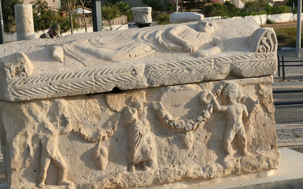 ארון קבורה מהתקופה הרומית שהתגלה באתר בנייה ב-2015 (צילום: שמואל בר-עם)