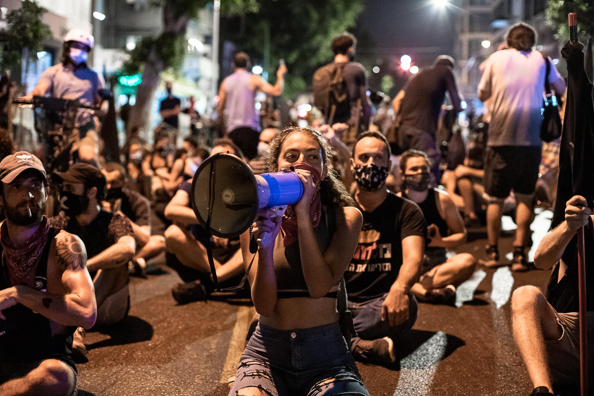 סתיו שומר (משמאל) בהפגנה בתל אביב ב-1 באוקטובר 2020 (צילום: נועה אבהר)