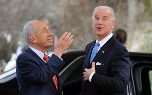 סגן נשיא ארה&quot;ב ג&#039;ו ביידן והנשיא שמעון פרס, ארכיון, 2010 (צילום: AP Photo/Yin Bogu, Pool)