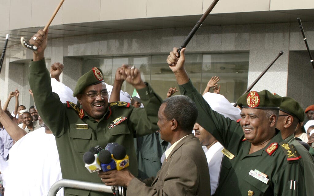 נשיא סודאן עומר אל-בשיר, משמאל, נואם בחרטום ב-2012 (צילום: AP Photo/Abd Raouf)