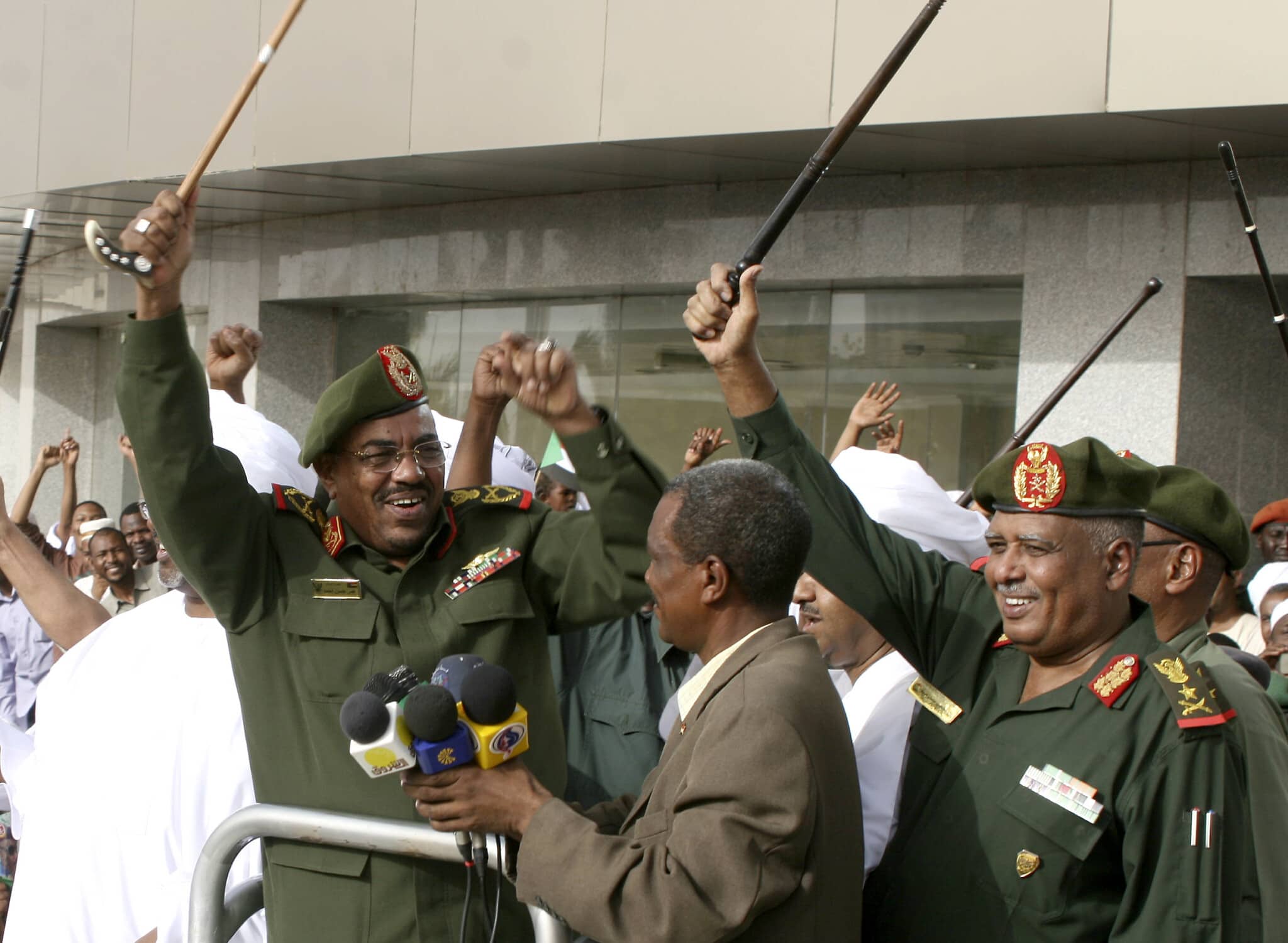 נשיא סודאן עומר אל-בשיר, משמאל, נואם בחרטום ב-2012 (צילום: AP Photo/Abd Raouf)