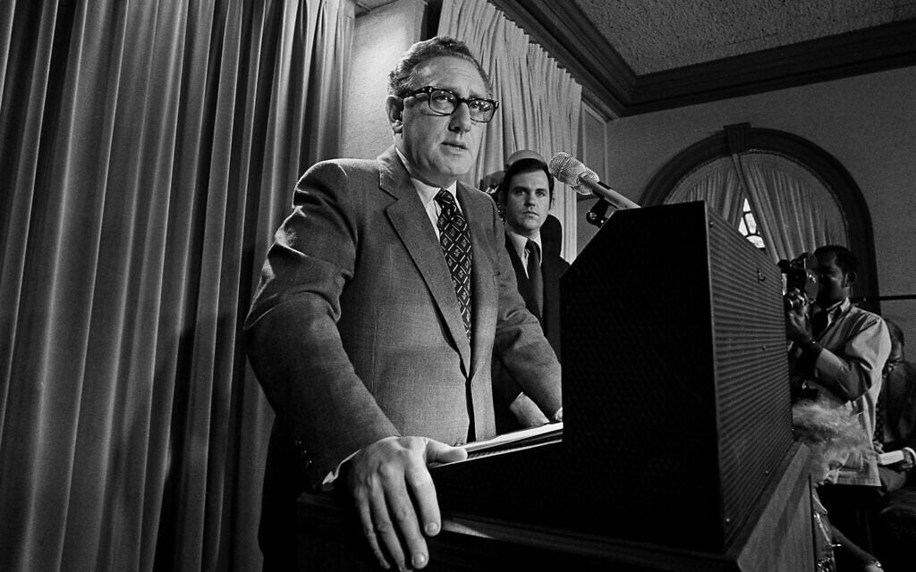 הנרי קיסינג'ר מודיע במסיבת עיתונאים בבית הלבן כי השלום בוייטנאם הוא "בהישג יד", ב-26 באוקטובר 1972 (צילום: AP Photo)