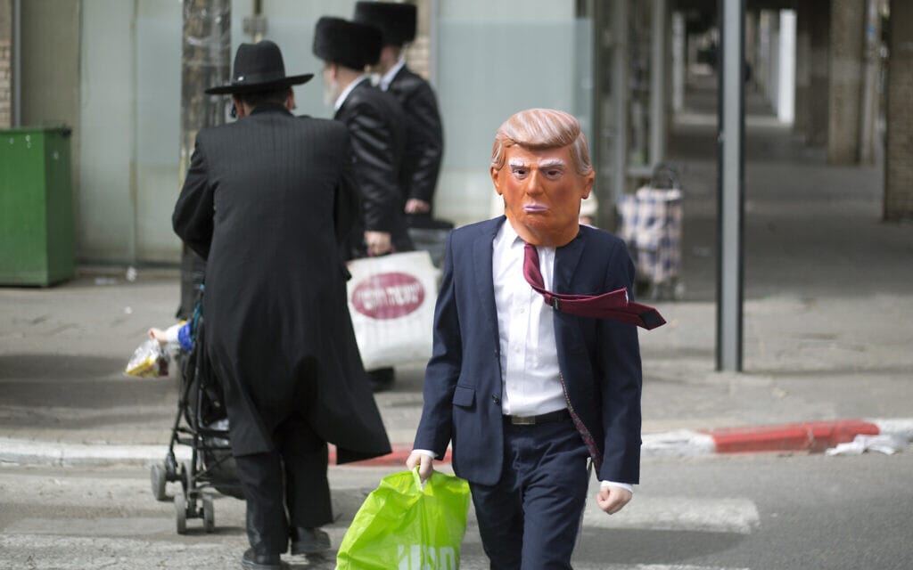 אילוסטרציה, תחפושת טראמפ ברחובות בני ברק, פורים 2017 (צילום: AP Photo/Ariel Schalit)