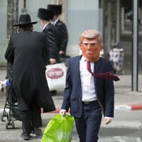 אילוסטרציה, תחפושת טראמפ ברחובות בני ברק, פורים 2017 (צילום: AP Photo/Ariel Schalit)