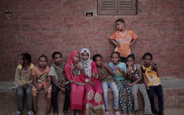אילוסטרציה, ילדים משכונת מצוקה במצרים, מאי 2018 (צילום: AP Photo/Nariman El-Mofty)