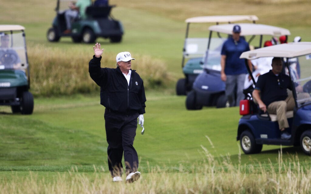 טראמפ משחק גולף באחוזתו בסקוטלנד, ארכיון, 2018 (צילום: AP Photo/Peter Morrison, File)