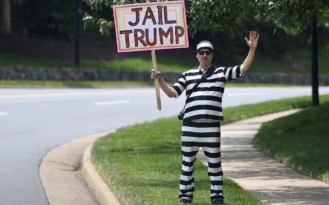 מפגין הקורא לכלוא את טראמפ, מחוץ למגרשי הגולף של הנשיא בווירג&#039;יניה, ארכיון, 2019 (צילום: AP Photo/Susan Walsh)