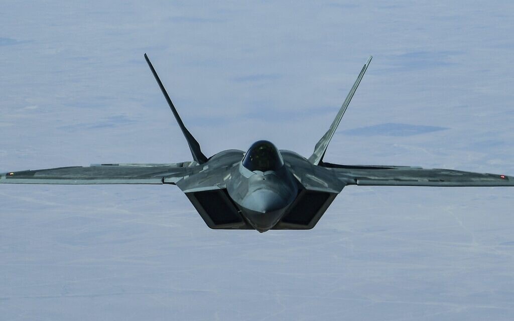 תמונה שפרסם חיל האוויר האמריקאי של מטוס F-22 רפטור מעל בסיס באמירויות (צילום: Staff Sgt. Chris Drzazgowski/U.S. Air Force via AP) תמונה שפרסם חיל האוויר האמריקאי של מטוס F-22 רפטור מעל בסיס באמירויות (צילום: Staff Sgt. Chris Drzazgowski/U.S. Air Force via AP)