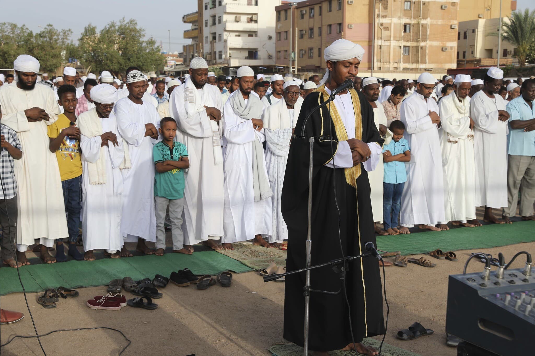אילוסטרציה, תפילה המונית בשטח פתוח בסודאן, בעקבות הנחיות הקורונה, מאי 2020 (צילום: AP Photo/Marwan Ali)