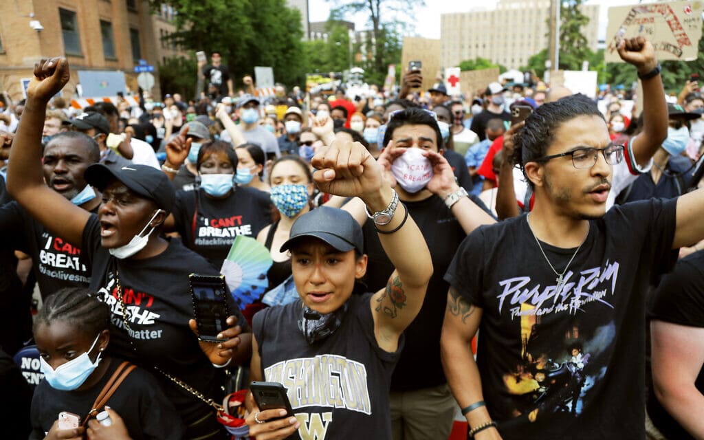 הפגנה במחאה על הירצחו של ג'ורג' פלויד במיניאפוליס, 4 ביוני 2020 (צילום: AP Photo/Julio Cortez)