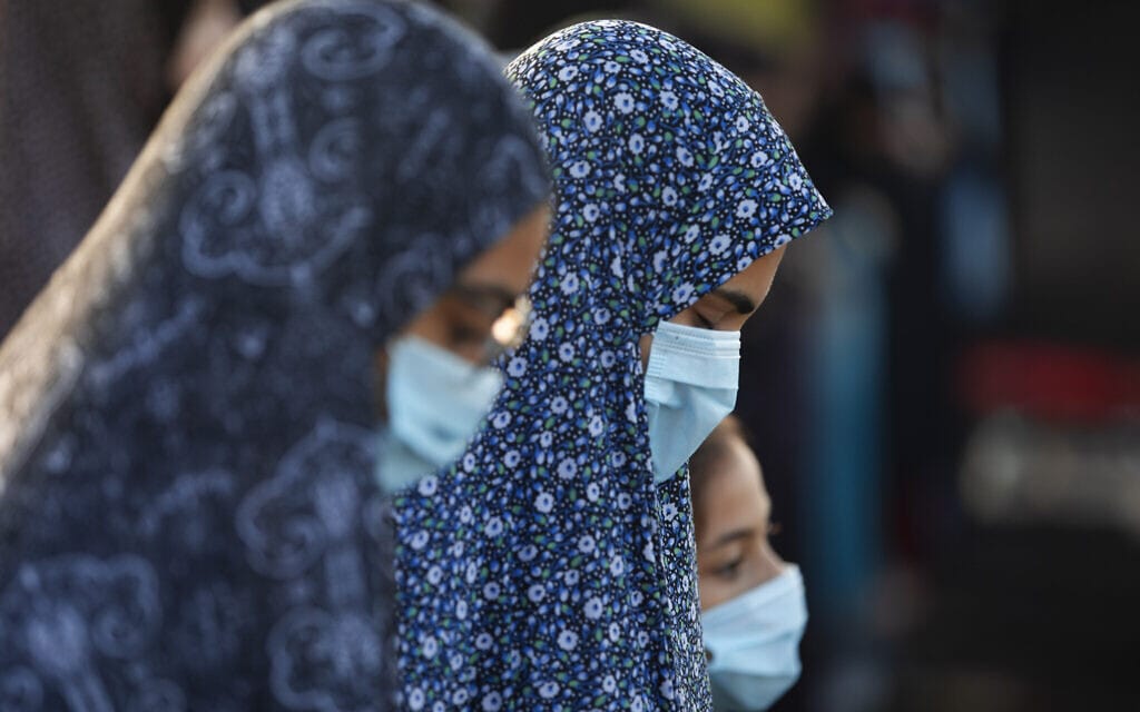 אילוסטרציה, נשים מוסלמיות מתפללות בשטח פתוח ביפו בתקופת הקורונה, למצולמות אין קשר לנאמר (צילום: AP Photo/Oded Balilty)