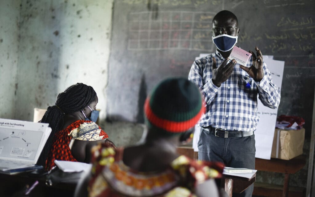 אילוסטרציה, הדרכת קורונה לעובדי בריאות בקהילה בדרום סודאן, אוגוסט 2020 (צילום: AP Photo/Charles Atiki Lomodong)