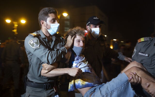 המחאה נגד נתניהו סמוך למעונו בירושלים, 30 באוגוסט 2020 (צילום: AP Photo/Maya Alleruzzo)
