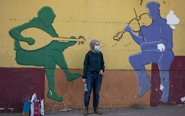 אילוסטרציה, צעירה מחכה להסעה באום אל-פאחם, ספטמבר 2020, למצולמת אין קשר לנאמר (צילום: AP Photo/Ariel Schalit)