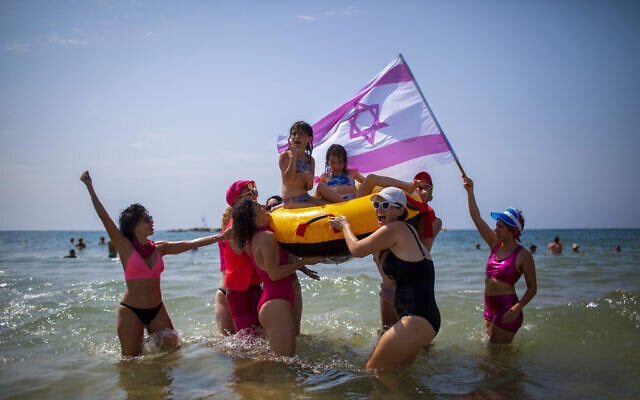 המחאה נגד נתניהו מגיעה לחופי תל אביב, ספטמבר 2020 (צילום: AP Photo/Oded Balilty)