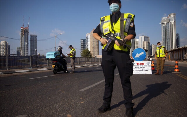 אילוסטרציה, מחסום משטרתי בתל אביב בעידן הקורונה, ספטמבר 2020 (צילום: AP Photo/Oded Balilty)