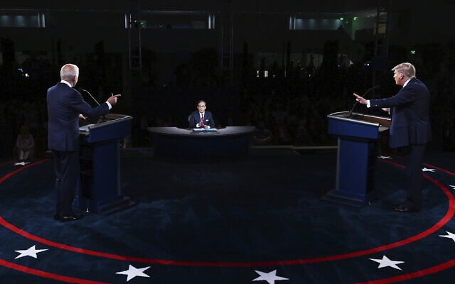 דונלד טראמפ, כריס וואלאס וג&#039;ו ביידן בעימות הנשיאותי הראשון בקליבלד אוהיו, ב-29 בספטמבר 2020 (צילום: Olivier Douliery/Pool via AP)
