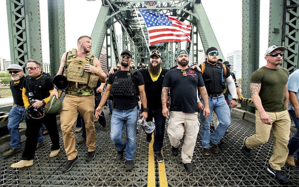 חברי "הנערים הגאים" ומפגינים ימניים אחרים צועדים מעבר לגשר הות'ורן במהלך עצרת בפורטלנד, אוגוסט 2019 (צילום: AP Photo/Noah Berger)