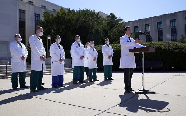 צוות הרופאים שטיפל בדונלד טראמפ בעת ששהה במרכז הרפואי הצבאי הלאומי וולטר ריד, 3 באוקטובר 2020 (צילום: AP Photo/Susan Walsh)