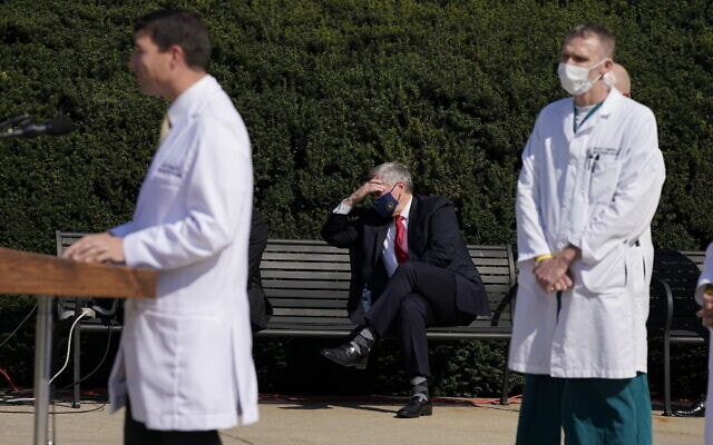 ראש סגל הבית הלבן מארק מדוז, במרכז, מאזין לרופאי הנשיא דונלד טראמפ בתדרוך על מצב בריאותו, ב-4 באוקטובר 2020 (צילום: AP Photo/Jacquelyn Martin)
