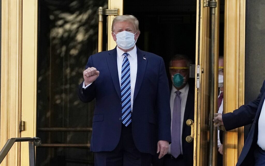 דולנד טראמפ משתחרר מבית החולים, ב-5 באוקטובר 2020 (צילום: AP Photo/Evan Vucci)