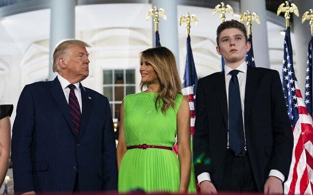 ברון טראמפ עם הוריו מלאניה ודונלד, בוועידה הרפובליקאית בבית הלבן, ב-27 באוגוסט 2020 (צילום: AP Photo/Evan Vucci)