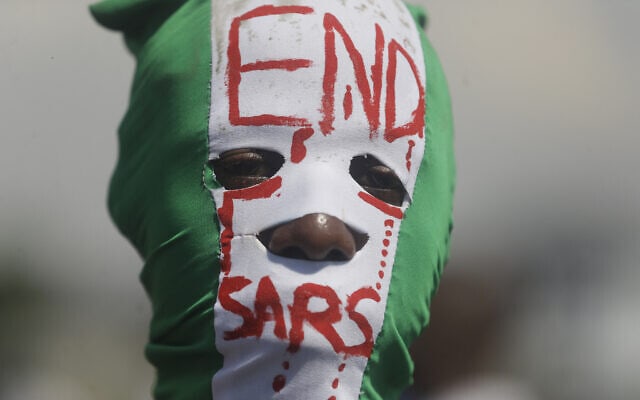 אילוסטרציה. הפגנה נגד האלימות של יחידת המשטרה סארס בניגריה (צילום: AP Photo/Sunday Alamba)