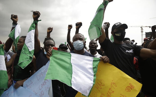 הפגנה נגד אכזריות המשטרה בלגוס, ניגריה. 19 באוקטובר 2020 (צילום: AP Photo/Sunday Alamba)