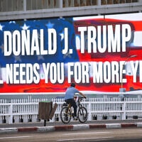 שלט חוצות בנתיבי איילון בתמיכה בדונלד טראמפ, 21 באוקטובר 2020 (צילום: AP Photo/Oded Balilty)