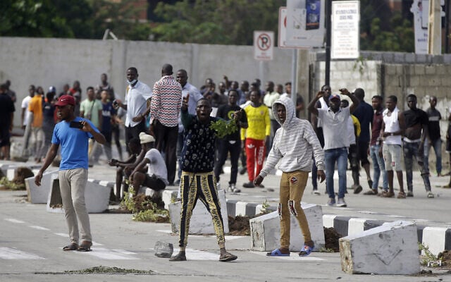 מפגינים נגד אלימות המשטרה בלאגוס, ניגריה, 21 באוקטובר 2020 (צילום: AP Photo/Sunday Alamba)