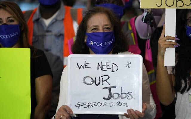 מפגינה בפלורידה בעקבות גל האבטלה הגואה בצל מגפת הקורונה, 21 באוקטובר 2020 (צילום: AP Photo/Lynne Sladky)