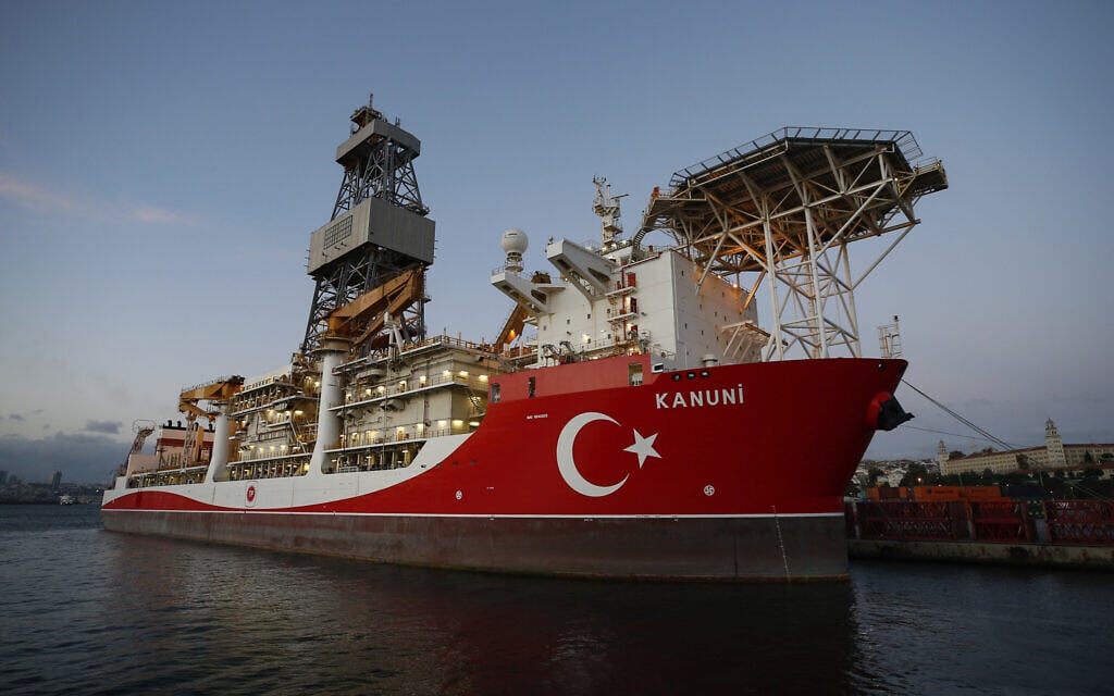 ספינה טורקית המשמשת לחיפוש גז טבעי בעומק הים, נמל איסטנבול, אוקטובר 2020 (צילום: AP Photo/Emrah Gurel)