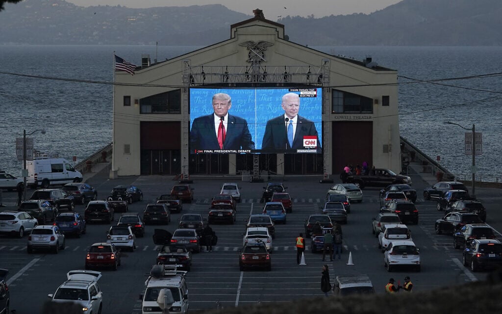 הדיבייט בין דונלד טראמפ וג'ו ביידן מוקרן בדרייב-אין בסן פרנציסקו, 22 באוקטובר 2020 (צילום: AP Photo/Jeff Chiu)
