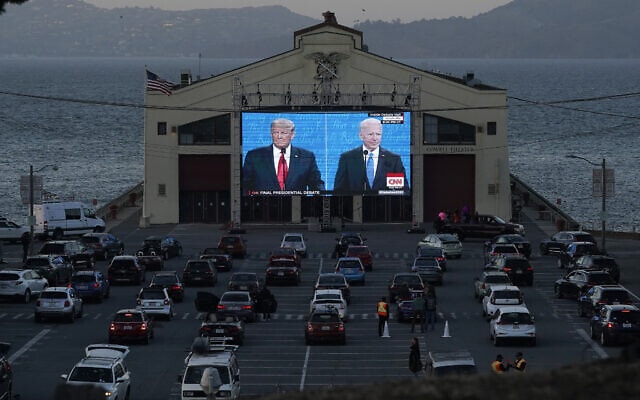 הדיבייט בין דונלד טראמפ וג&#039;ו ביידן מוקרן בדרייב-אין בסן פרנציסקו, 22 באוקטובר 2020 (צילום: AP Photo/Jeff Chiu)