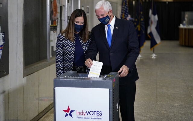 סגן הנשיא מייק פנס ואשתו קארן מצביעים באינדיאנפוליס, ב-23 באוקטובר 2020 (צילום: AP Photo/Michael Conroy)