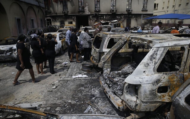 בוקר ה-26 באוקטובר בלאגוס, ניגריה, אחרי התנגשויות אלימות בין המשטרה למאזרחים (צילום: AP Photo/Sunday Alamba)