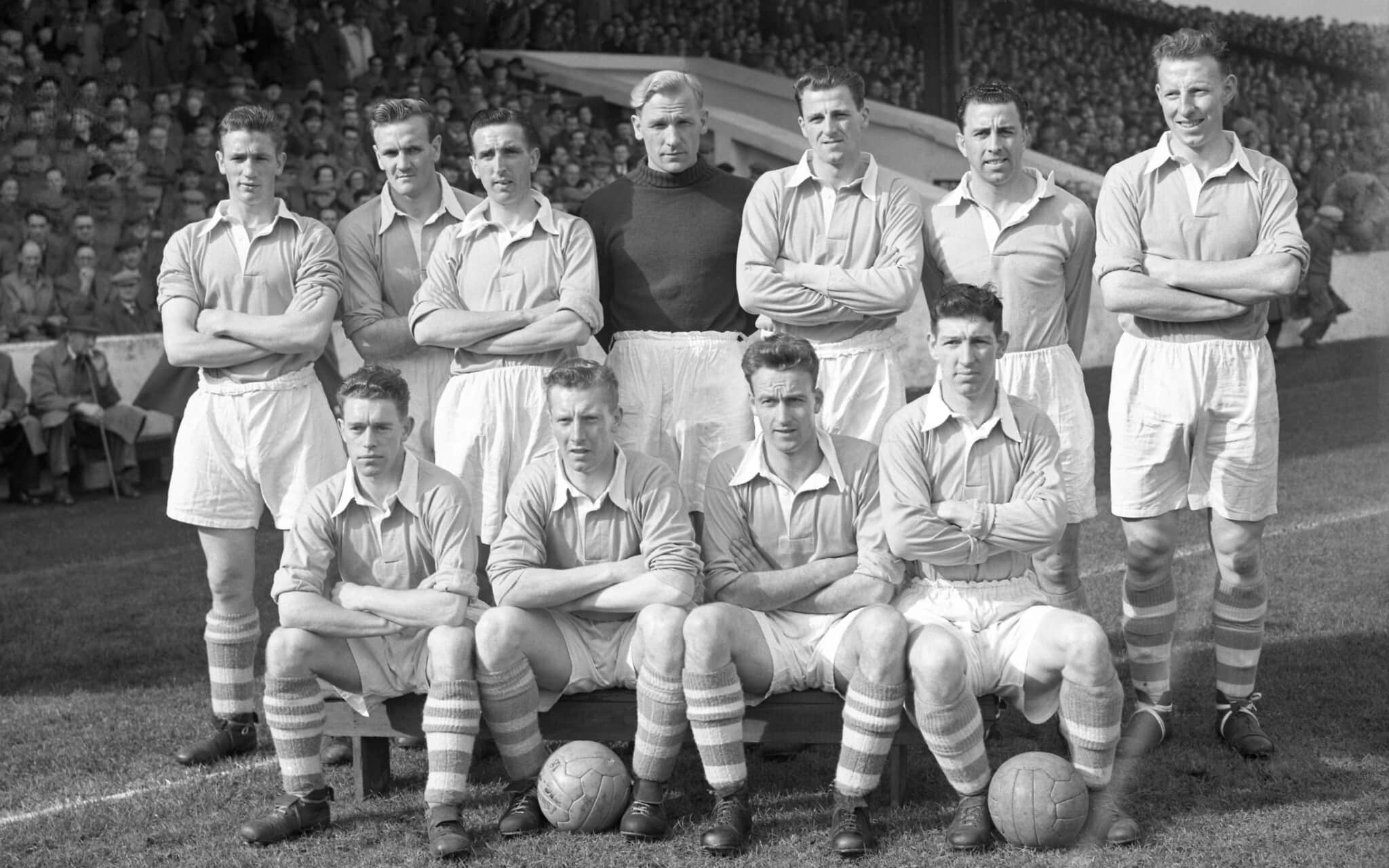 חברי קבוצת הכדורגל של מנצ'סטר סיטי ב-1 באפריל 1955. השוער ברט טראוטמן עומד במרכז בחולצה כהה (צילום: AP Photo)