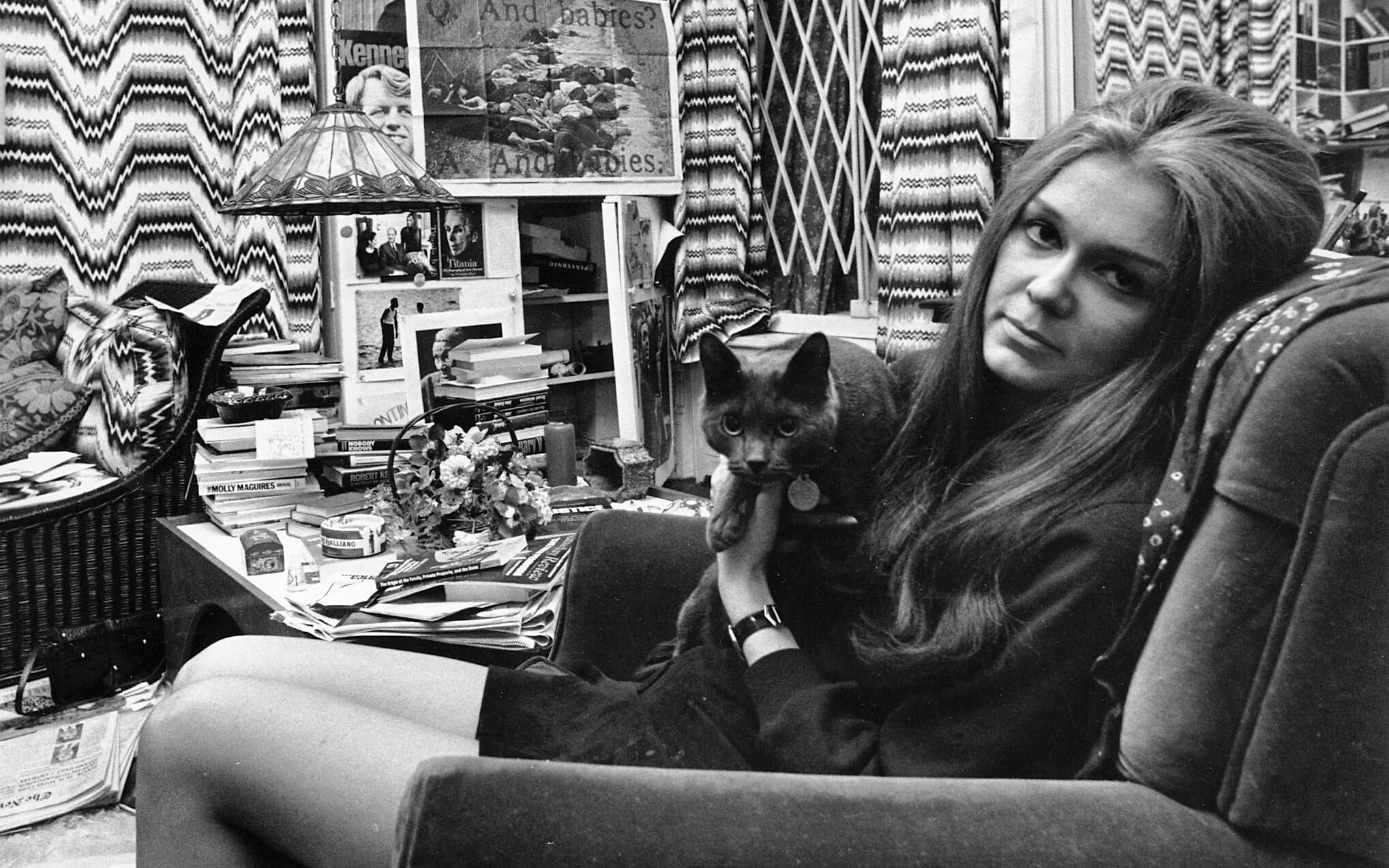 גלוריה סטיינם והחתול/ה שלה בדירתה בניו יורק ב -18 במרץ 1970 (צילום: AP Photo)