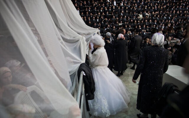 אילוסטרציה, חתונה חרדית בניו יורק ב-2013, למצולמים אין קשר לנאמר (צילום: AP Photo/Oded Balilty)