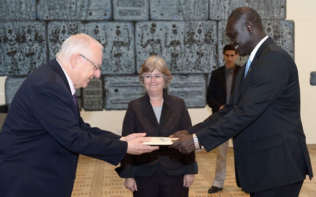 נשיא המדינה ראובן ריבלין מקבל משגריר דרום סודאן בישראל, רובן מריאל בנג&#039;מין, את כתב האמנה. 10 בדצמבר 2014 (צילום: מארק ניימן/לע&quot;מ)