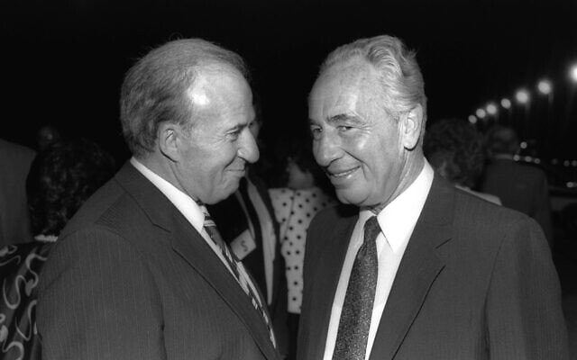 שמעון פרס ויוסף חריש ב-27 ביולי 1986 (צילום: יעקב סער/לע&quot;מ)