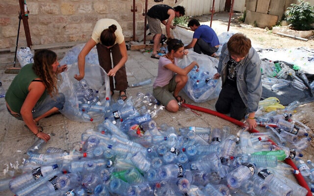פעילים סביבתיים בונים מיצג מבקבוקי משקה ריקים, ארכיון, 2009 (צילום: Matanya Tausig/Flash90)